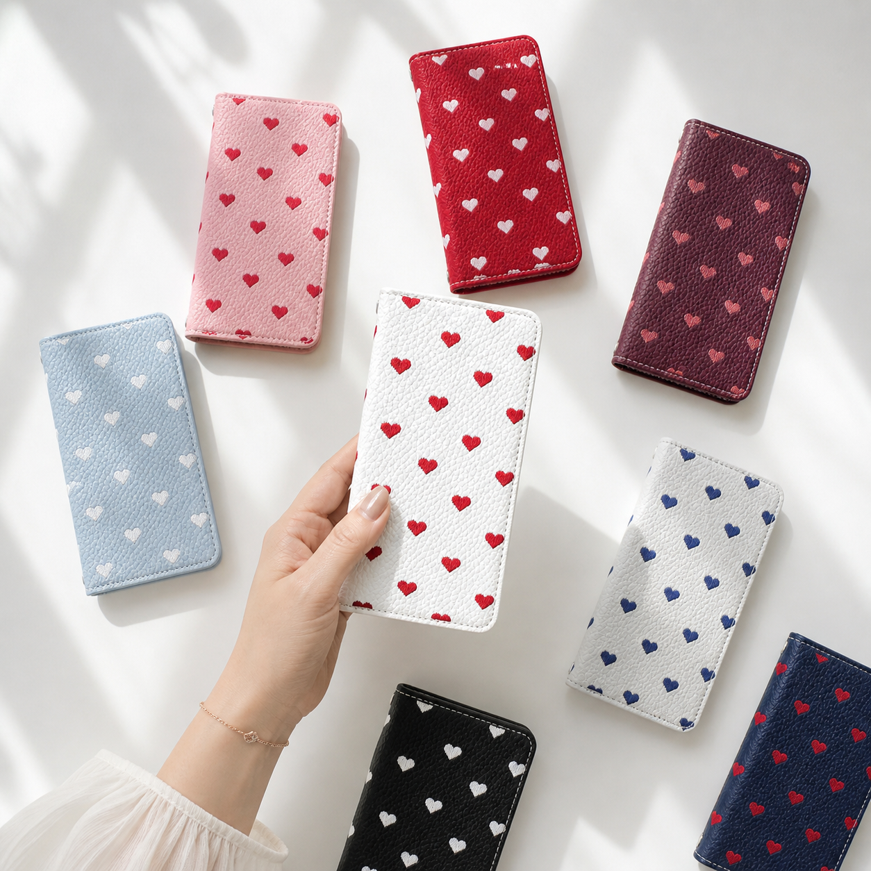 大人の可愛さを添える。ハート刺繍手帳型ケース